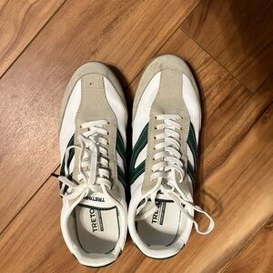 Tretorn Low Profile White and Dark Green Sneakers size 9.5